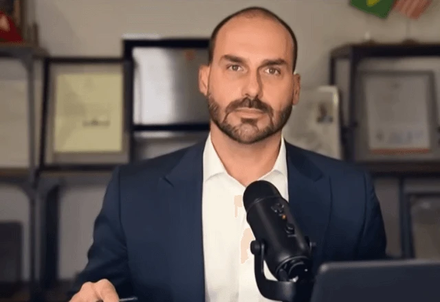 Eduardo Bolsonaro afirma que pode ficar sem passaporte e cogita documento de apátrida