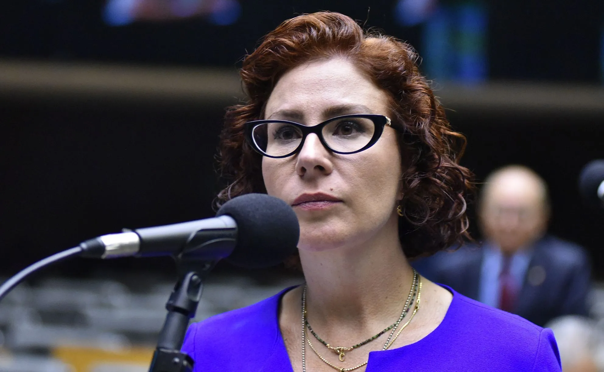 🚨 Prisão, agressões e silêncio: até quando Carla Zambelli será alvo?