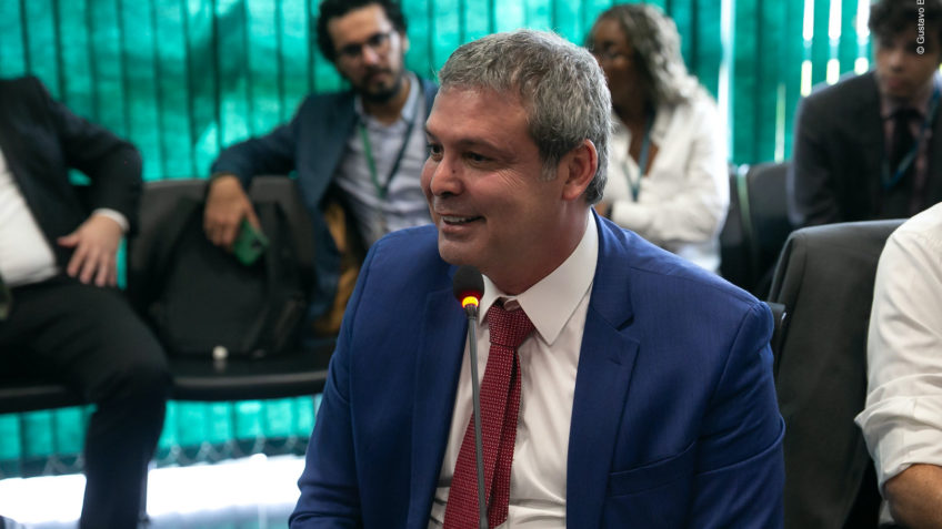 Lindbergh Farias sai em defesa da Havaianas e tira sarro de boicote da direita