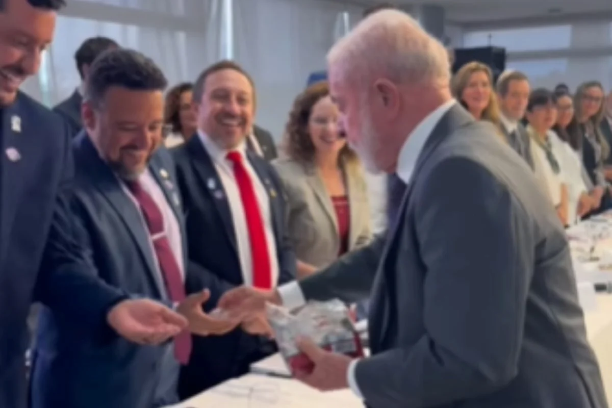 Lula, o Marqueteiro da Simpatia: presidente usa balinhas para “adoçar” atraso no Planalto