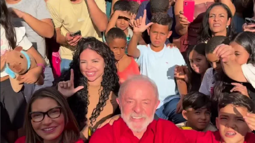 Espírito natalino em clima eleitoral: Lula e Janja abraçam servidores no Alvorada