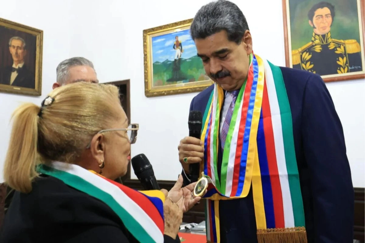 Maduro cria Nobel particular e se coroa “Arquiteto da Paz” no próprio espelho