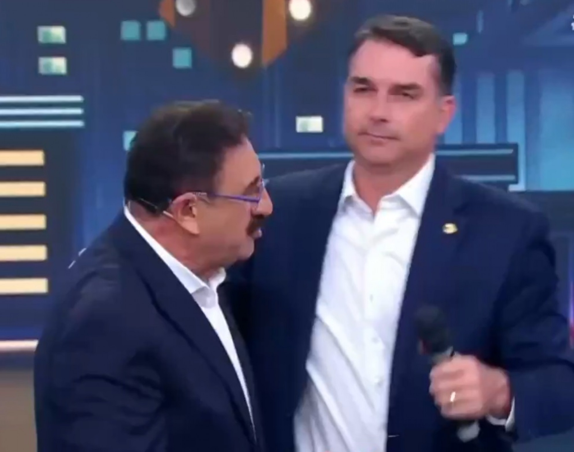 Ratinho defende SBT após críticas por evento com Lula ao lado de Flávio Bolsonaro