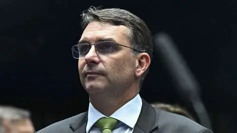 Flávio Bolsonaro ganha fôlego e maioria acredita que ele vai até o fim na corrida presidencial de 2026