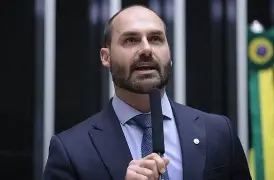 Eduardo Bolsonaro entra na briga e sai em defesa de Flávio