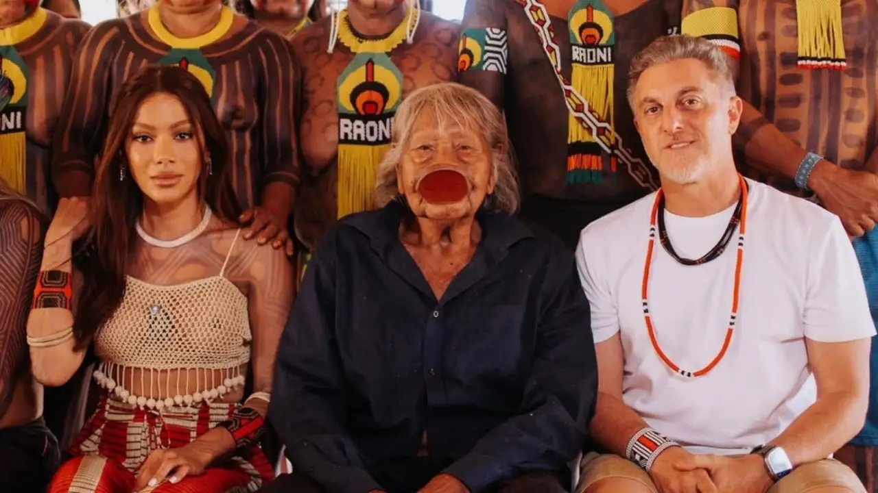 “Esconde o celular, índio!” — Huck vira diretor de cena e tenta ‘embelezar’ o Xingu