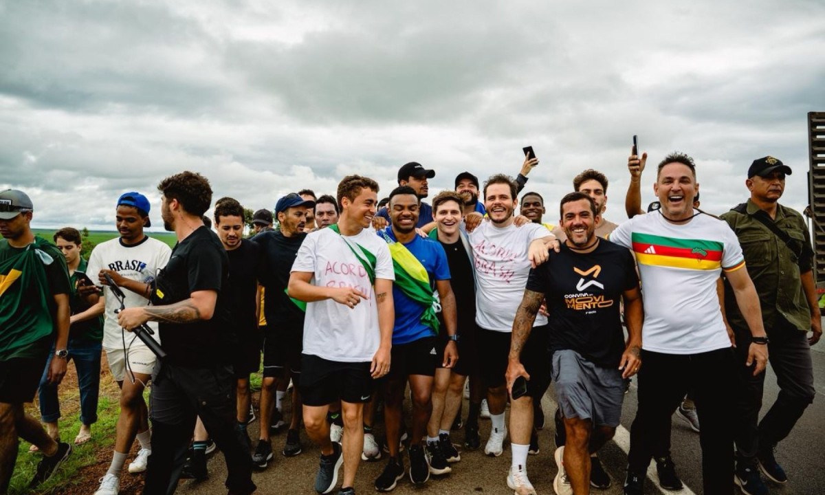 Nikolas Ferreira reforça segurança durante caminhada após alertas de possíveis ataques