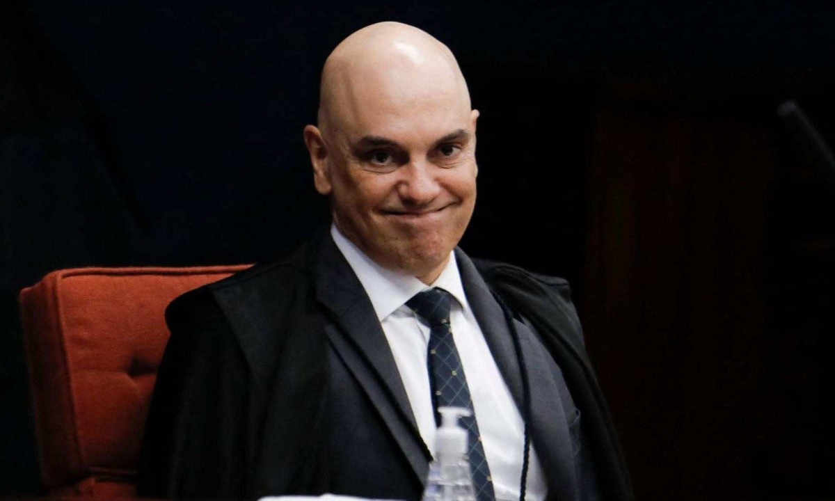 Após envio de Bolsonaro à Papudinha, Moraes faz comentário descontraído em cerimônia na USP