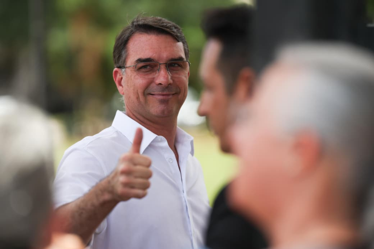 Flávio Bolsonaro tenta estancar ruídos e fala sobre Michelle e Tarcísio