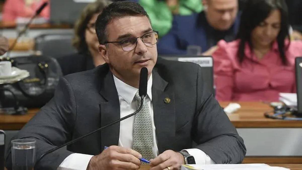 Flávio Bolsonaro acusa Moraes e diz que vida do pai está em risco