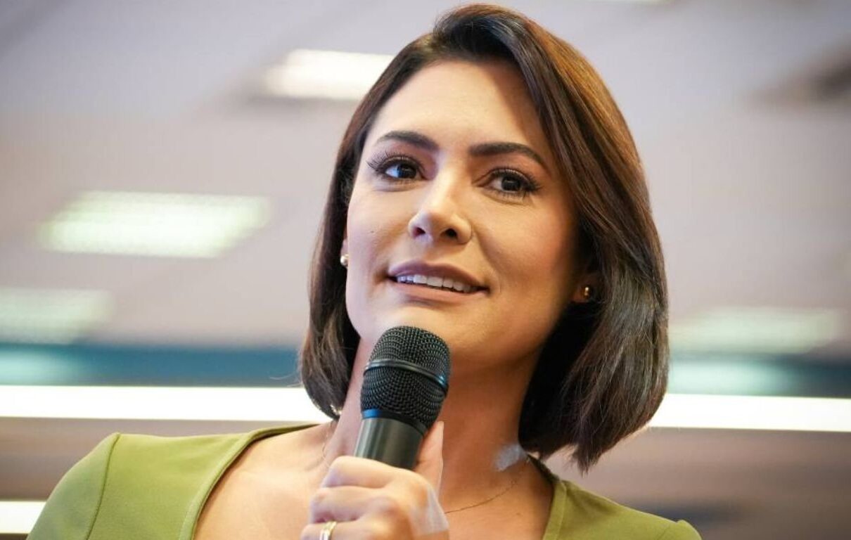 Michelle leva livros e conforto a Bolsonaro na PF
