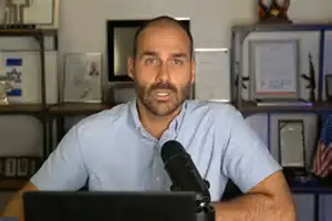 Eduardo Bolsonaro diz que não pode voltar ao país agora, mas promete brigar por cargo na PF