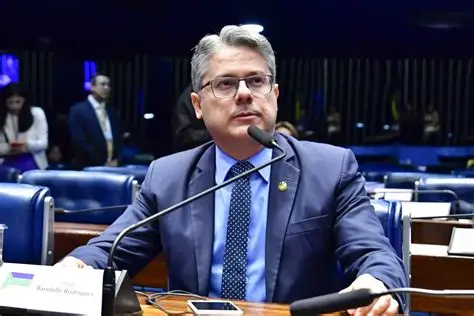 “Caso Master tem cheiro de crime organizado”, diz Alessandro Vieira