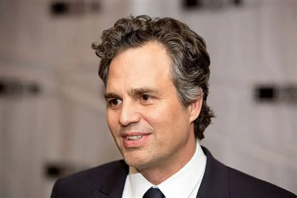 Tapete vermelho, punhos cerrados