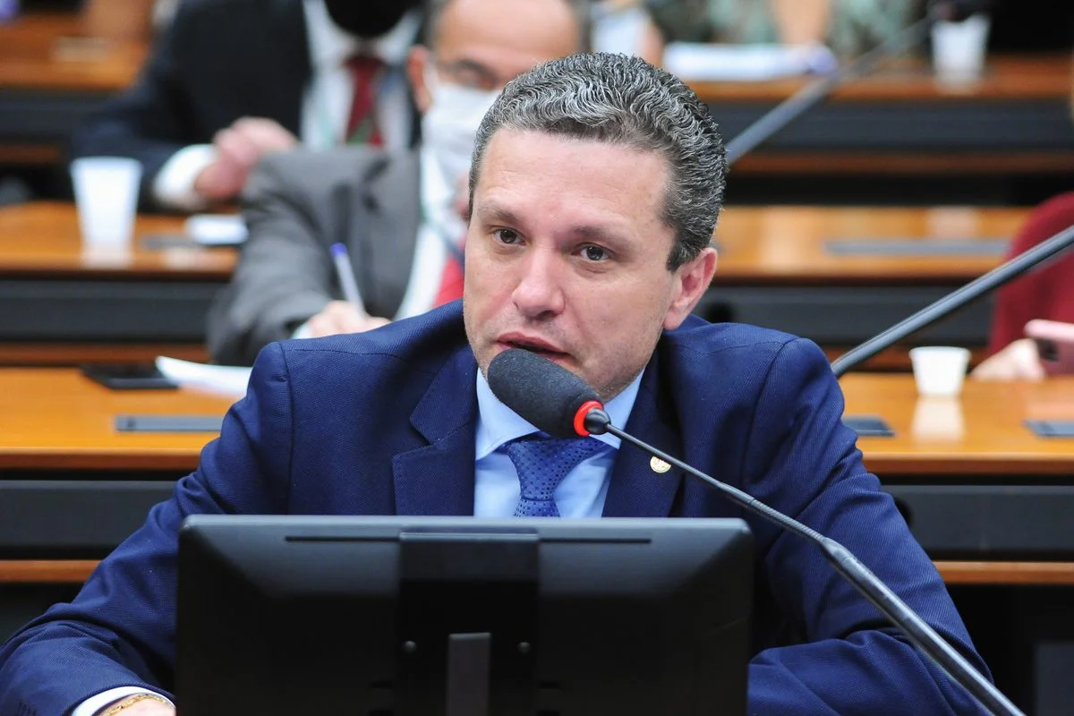 “Perdeu, foi preso e respeitou”: deputado do PP contrasta Lula e Bolsonaro em discurso que viralizou