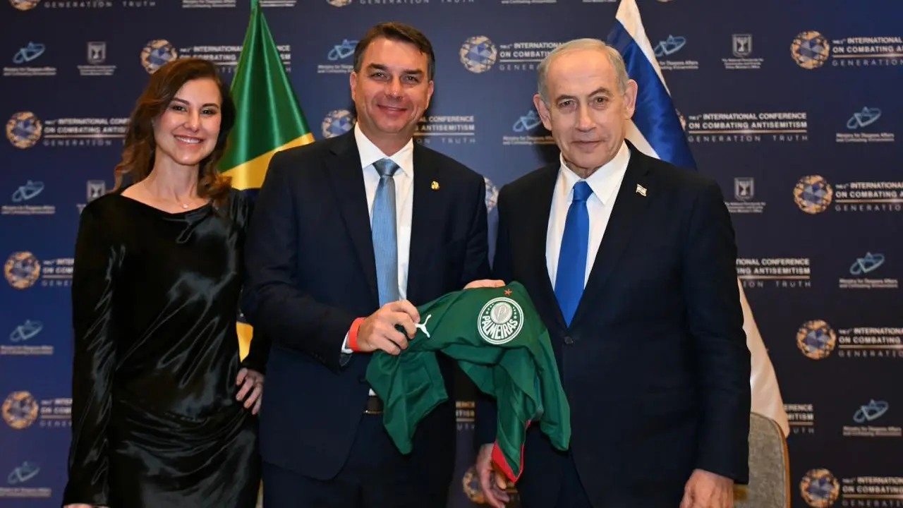 Nos passos do pai, Flávio Bolsonaro vai a Israel e recebe afagos de Netanyahu