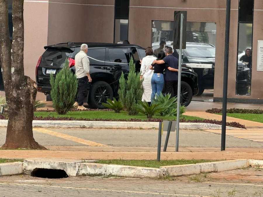 Michelle vai à PF com as filhas visitar Bolsonaro