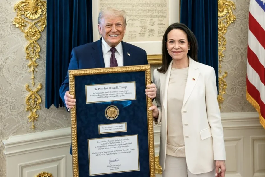 Trump retoma apoio a María Corina após gesto simbólico com o Nobel