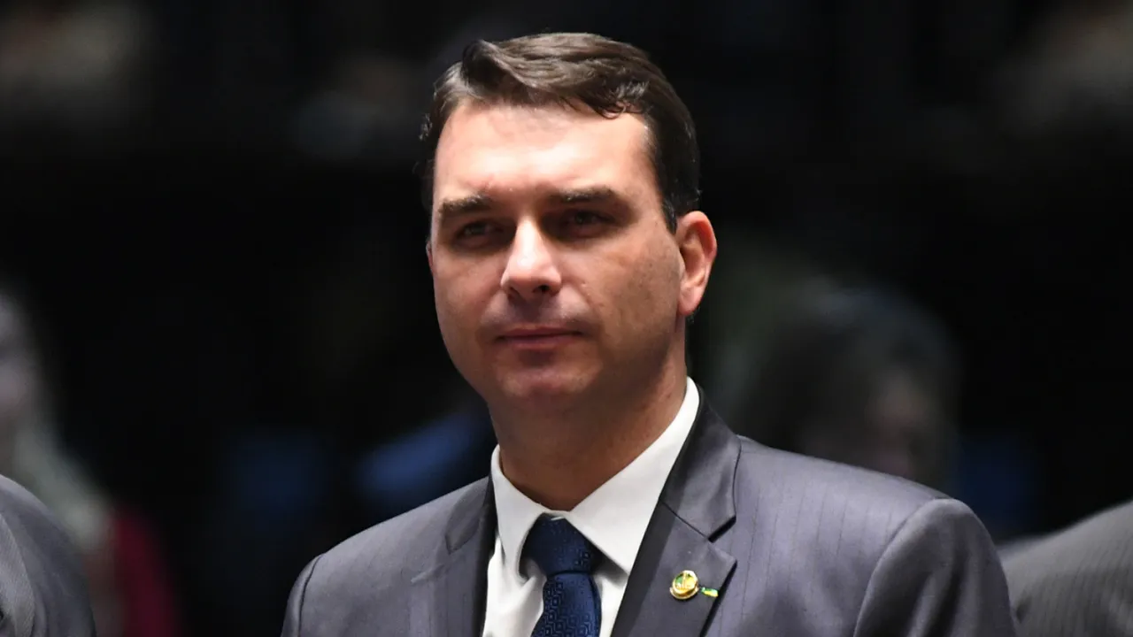 🧾 Flávio Bolsonaro aciona TCU e pede pente-fino nas contas do governo Lula