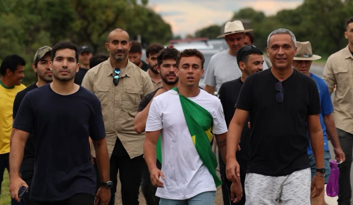 Na reta final da caminhada, Nikolas Ferreira diz que faltam apenas 50 km até Brasília
