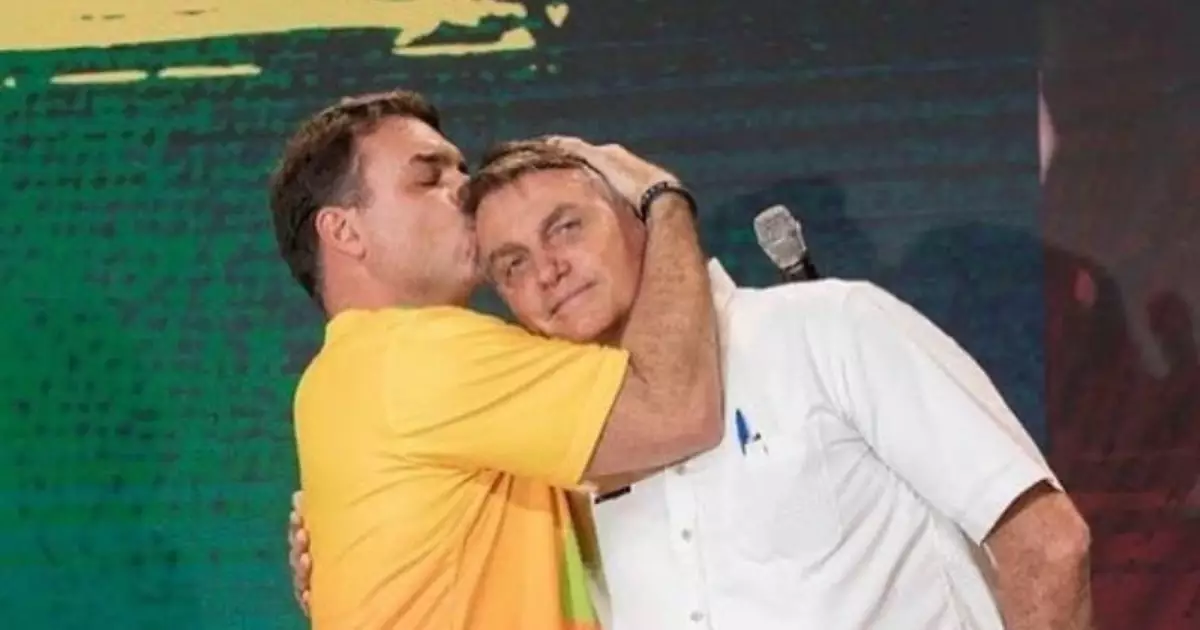 Flávio Bolsonaro vai à PF visitar o pai em Brasília