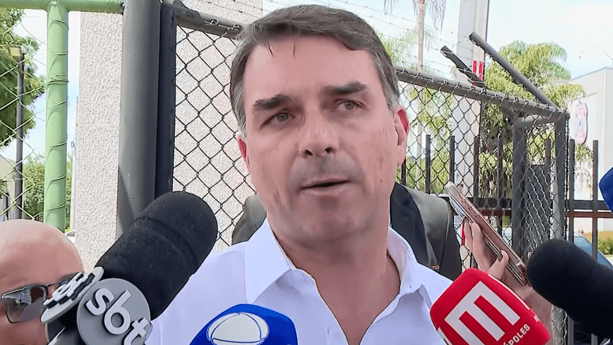 Flávio Bolsonaro reage a pedido do PT e diz ser alvo de perseguição política