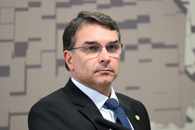 “Me levou pra papo estratégico”, diz Flávio Bolsonaro sobre visita ao irmão nos EUA