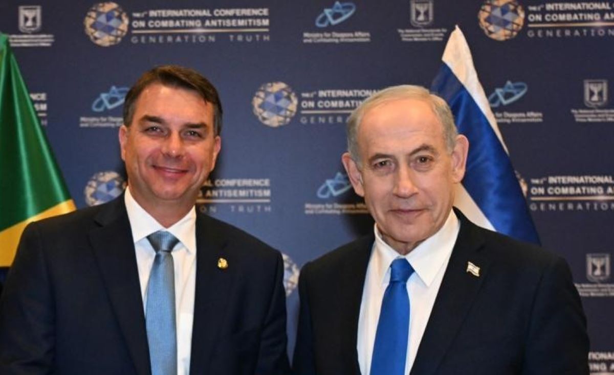 “Lula é antissemita”, acusa Flávio Bolsonaro em Israel