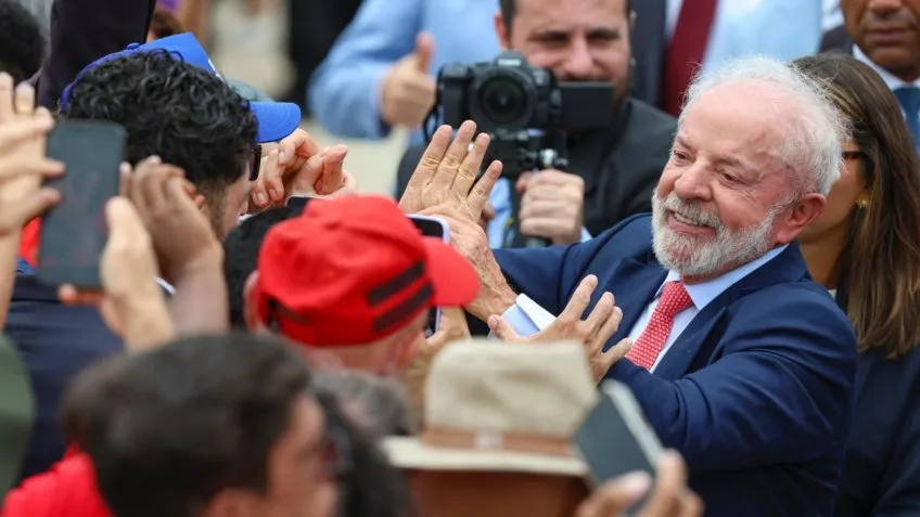 Lula discursa contra ditaduras enquanto governo afunda em escândalos