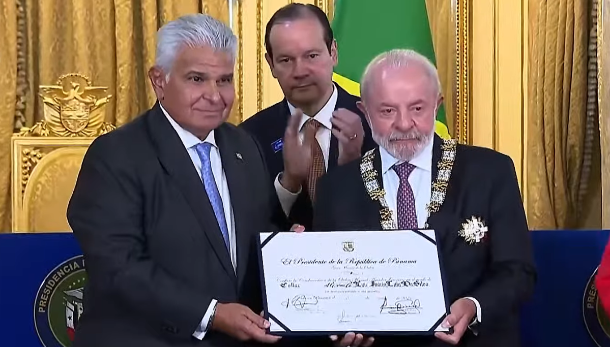 Mais uma medalha no peito: Lula é homenageado no Panamá enquanto o Brasil afunda em casa
