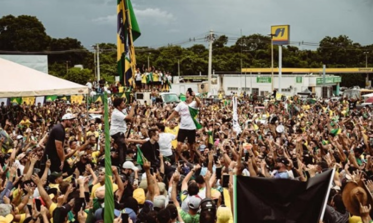 Nikolas Ferreira encerra caminhada histórica com grande ato da direita em Brasília