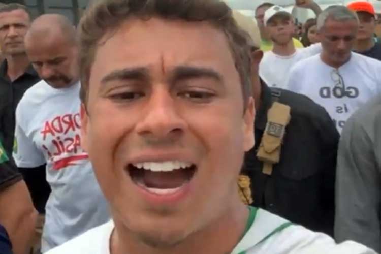 Durante caminhada, Nikolas chuta bonecodo Lula e diz agir “em nome do Brasil”