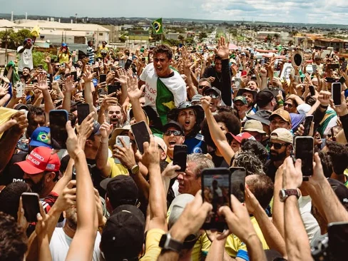 Entre chuva, fé e gritos de protesto, Nikolas Ferreira encerra caminhada com ato pró-Bolsonaro em Brasília