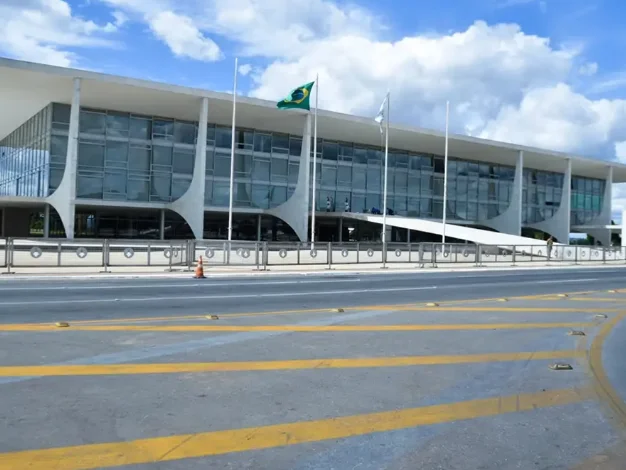 Grades contra passos: Planalto se blinda para receber caminhada pacífica