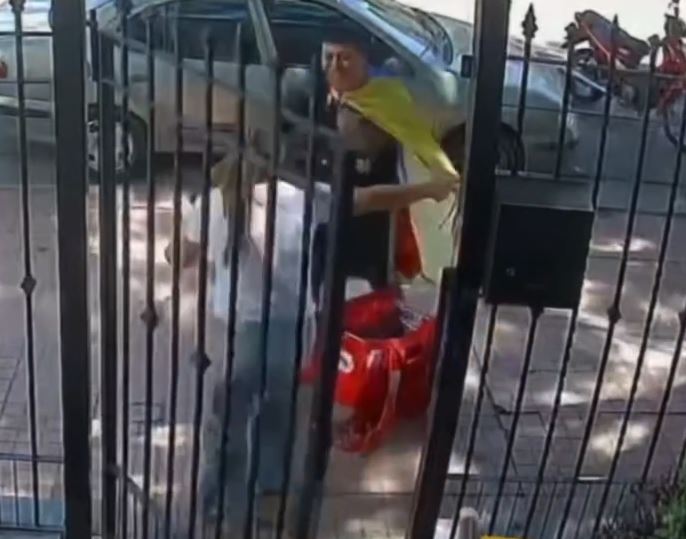 Entrega com emoção: argentina abraça entregador venezuelano após prisão de Maduro