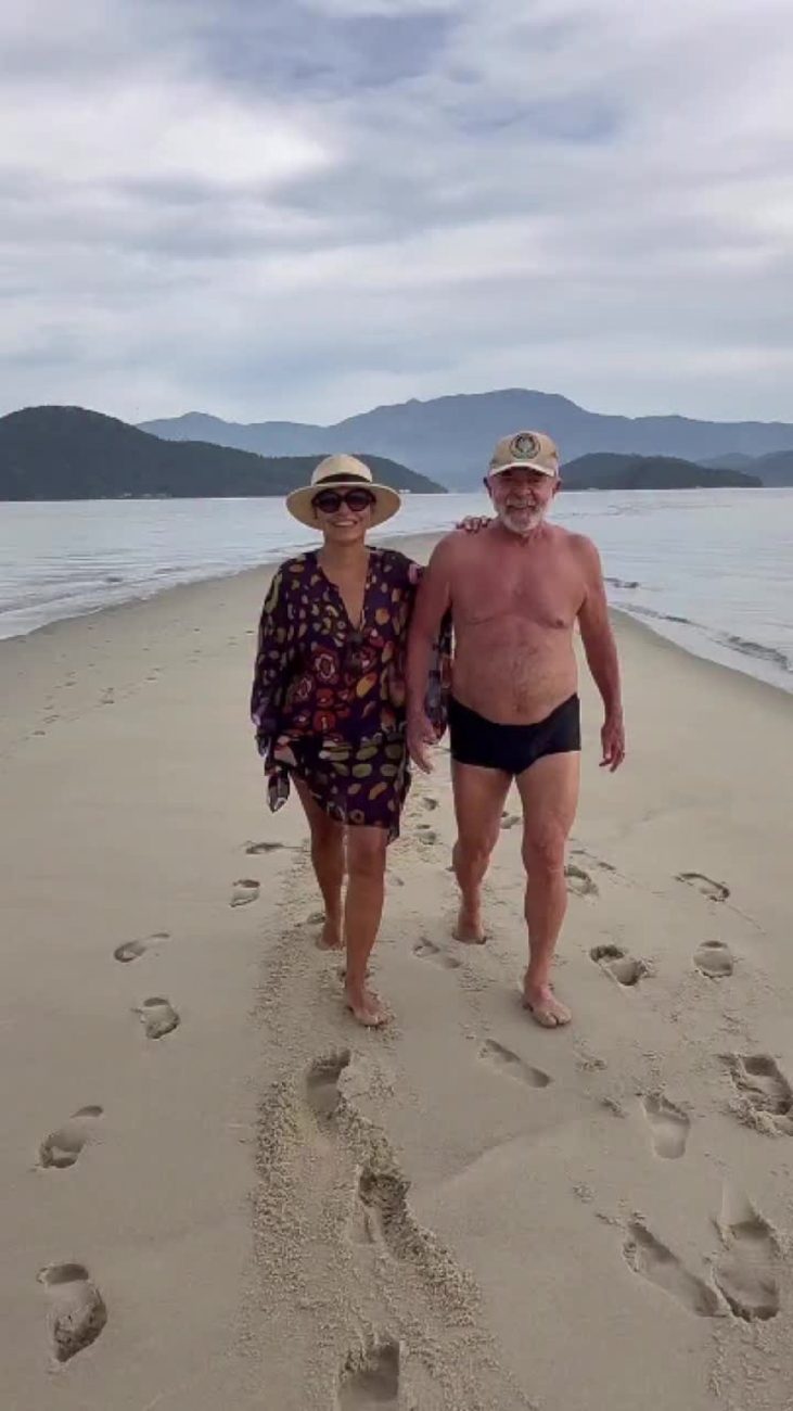 🏖️ Férias de Luxo, Povo à Distância