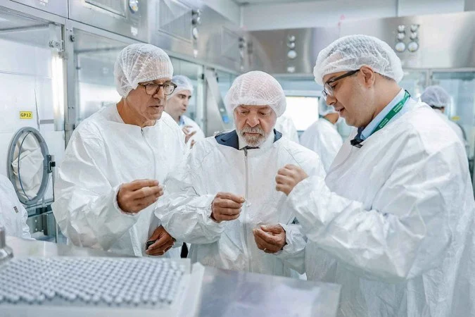 Ano eleitoral faz milagre: Lula descobre a ciência, a vacina e o Butantan