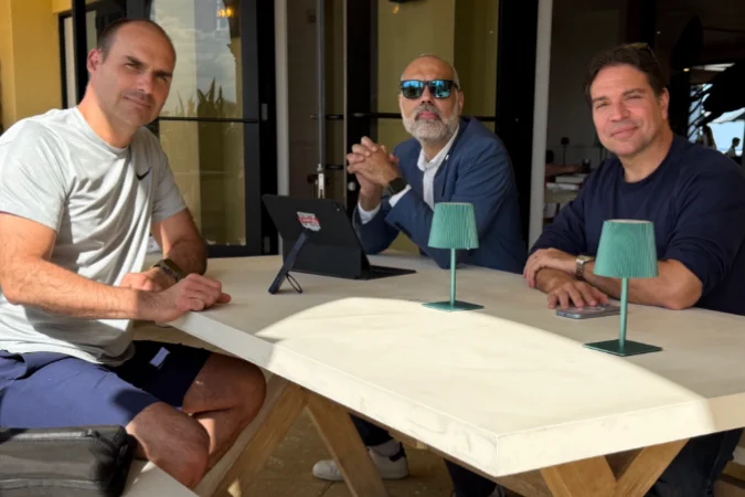 Nos EUA, Eduardo Bolsonaro aparece com Ramagem e Allan dos Santos