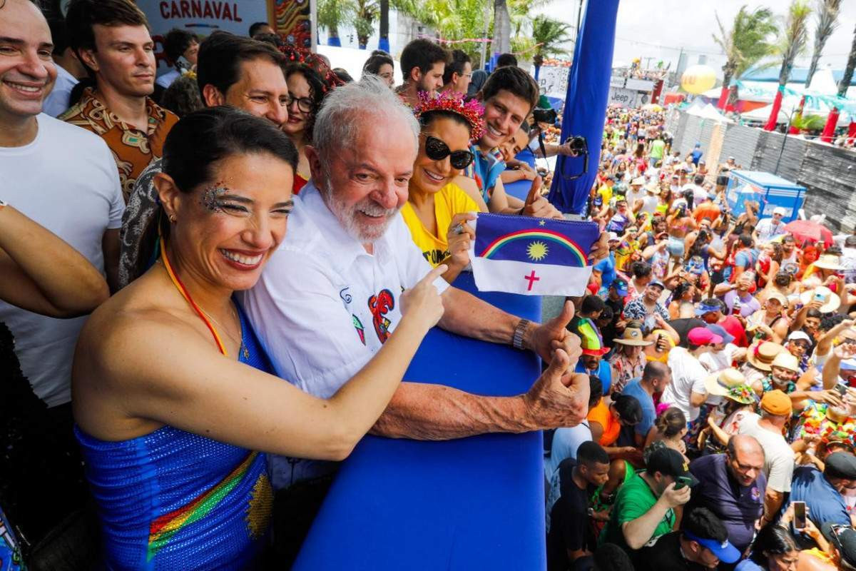 🎭 Política no meio da folia: Lula marca presença no Galo da Madrugada