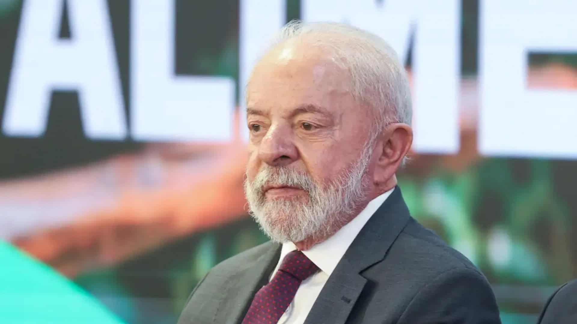Lula volta a atacar o dólar, posa de líder global e vende discurso que não enche o prato