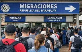 Do gigante ao êxodo: brasileiros encaram fila para tentar a vida no Paraguai