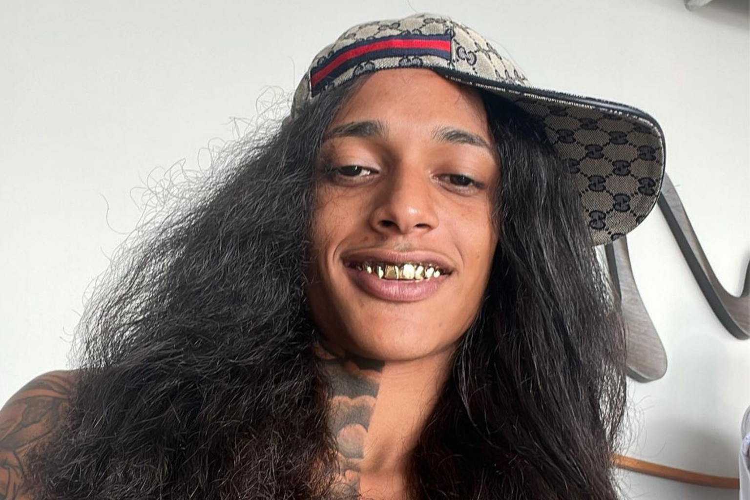 Oruam “some” da tornozeleira 28 vezes em 43 dias — e só agora perceberam o óbvio?