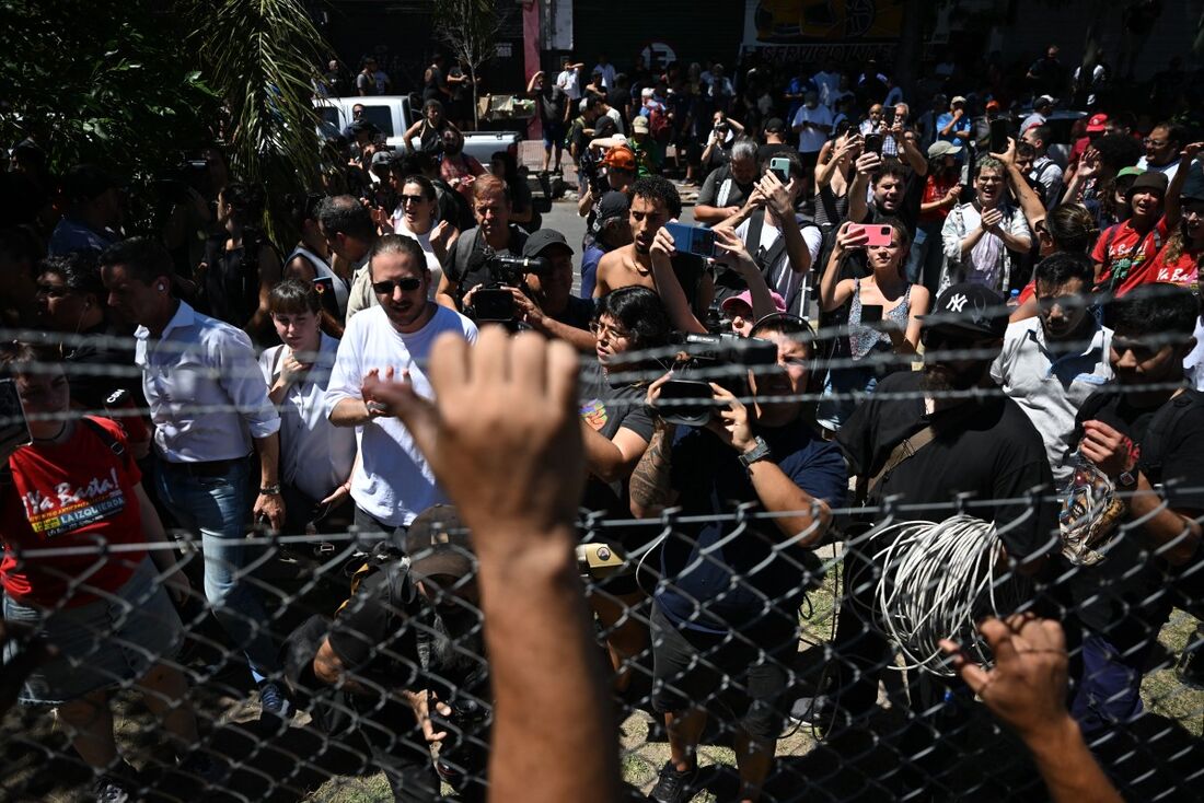 Ordem mantida em dia de tensão: governo e polícia contêm protesto violento na Argentina