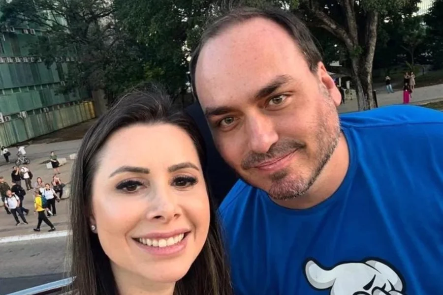 Aliança em evidência: Carlos Bolsonaro e Caroline de Toni mostram força em meio à disputa pelo Senado em SC