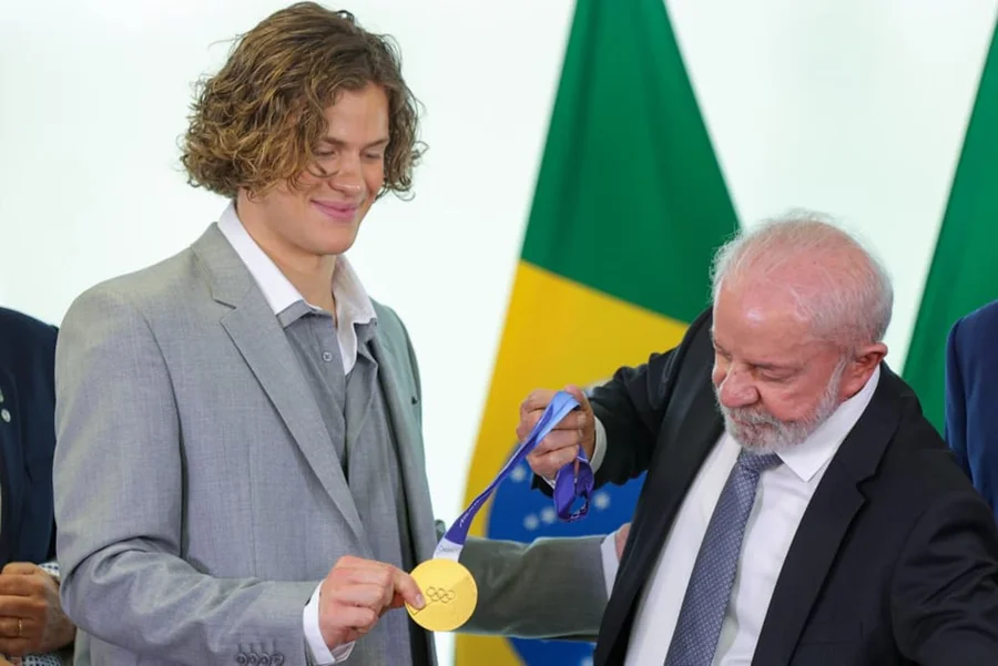 Na pré-campanha sobre neve, Lula surfa no ouro do esqui e transforma medalha em palco político
