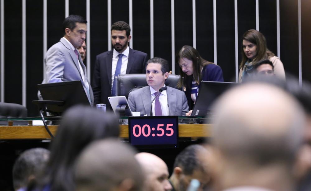 Congresso volta do “recesso” e já corre pra aumentar salário: um absurdo sem tamanho