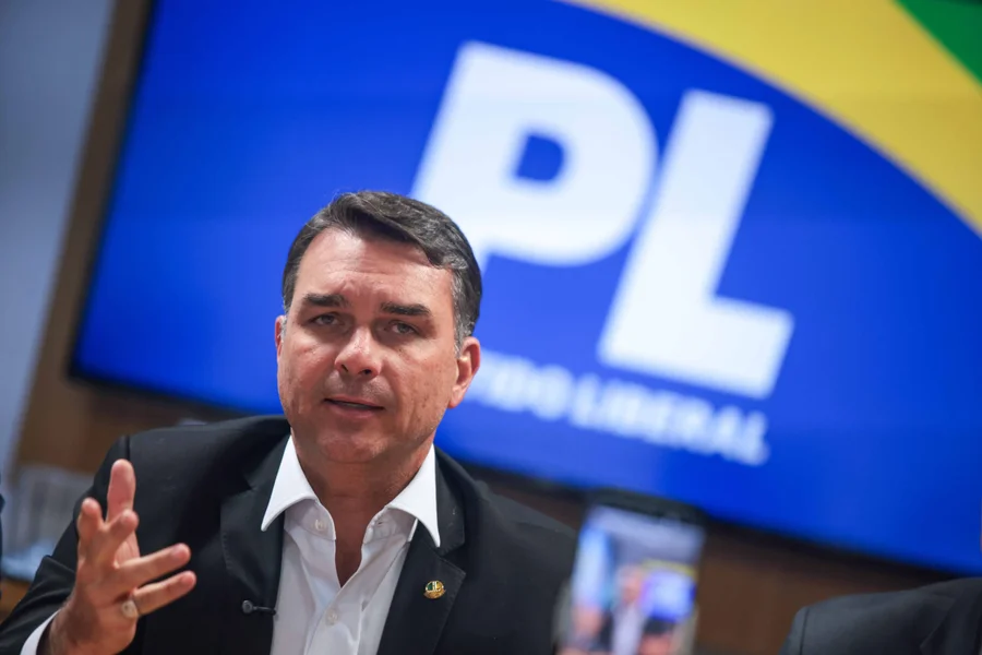 Flávio Bolsonaro retorna ao Brasil, visita o pai e assume articulação para reorganizar o PL