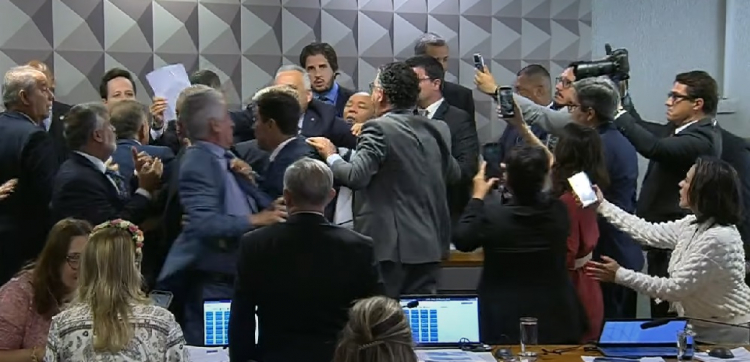 Confusão toma conta da CPMI do INSS após aprovação de quebra de sigilo de Lulinha