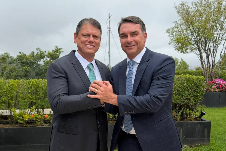 Aliança fortalecida: Flávio Bolsonaro e Tarcísio de Freitas unem forças para 2026
