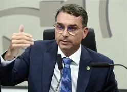 Flávio Bolsonaro tenta costurar a direita para 2026 e diz que Tarcísio “nasceu” politicamente com o pai